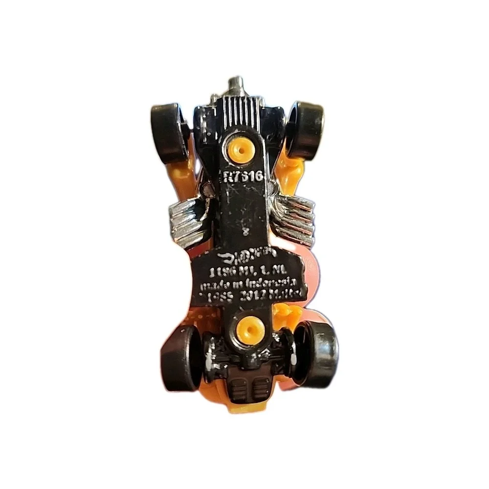 Gold Panther 2012 R7616 Hotwheels